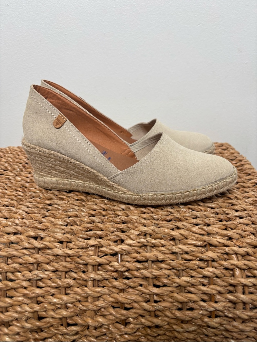 Verbenas Mamen Beige Suede Espadrille Wedge EU 39 = US 8.